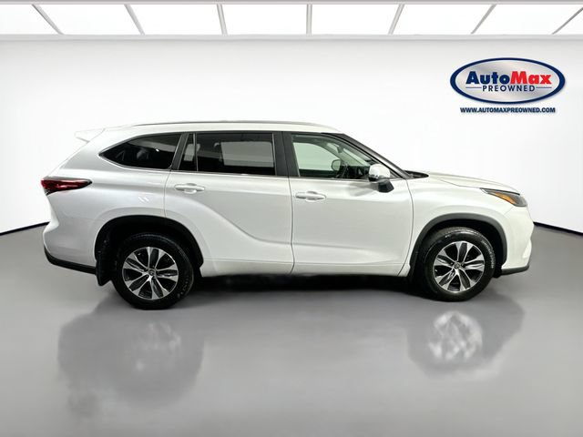 Used 2023 Toyota Highlander XLE AWD/4WD image 10