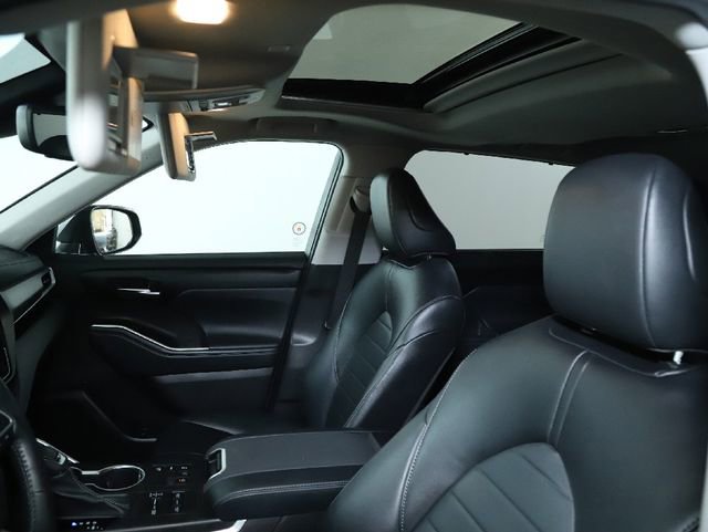 Used 2023 Toyota Highlander Limited image 26