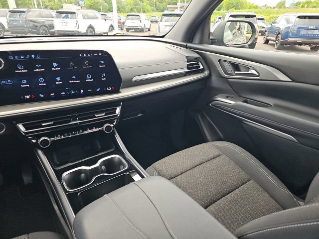 Used 2025 Chevrolet Traverse LT FWD image 38