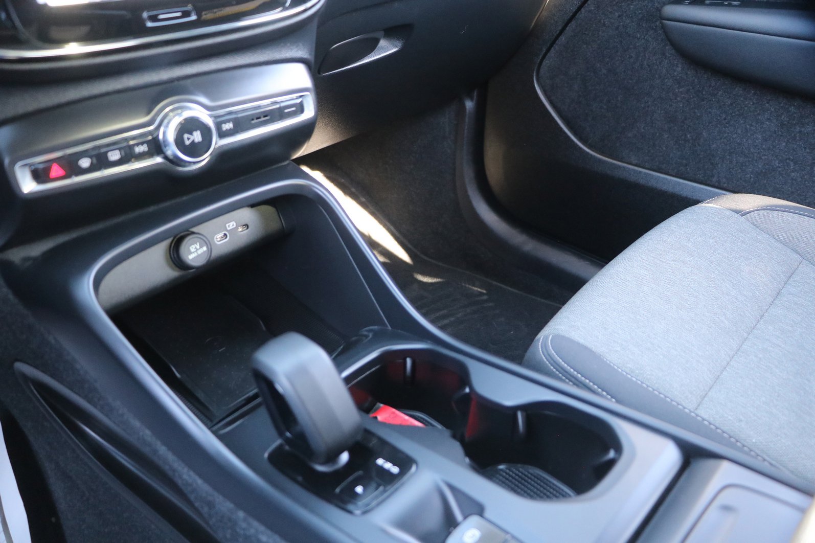 Used 2024 Volvo XC40 B5 Core image 24