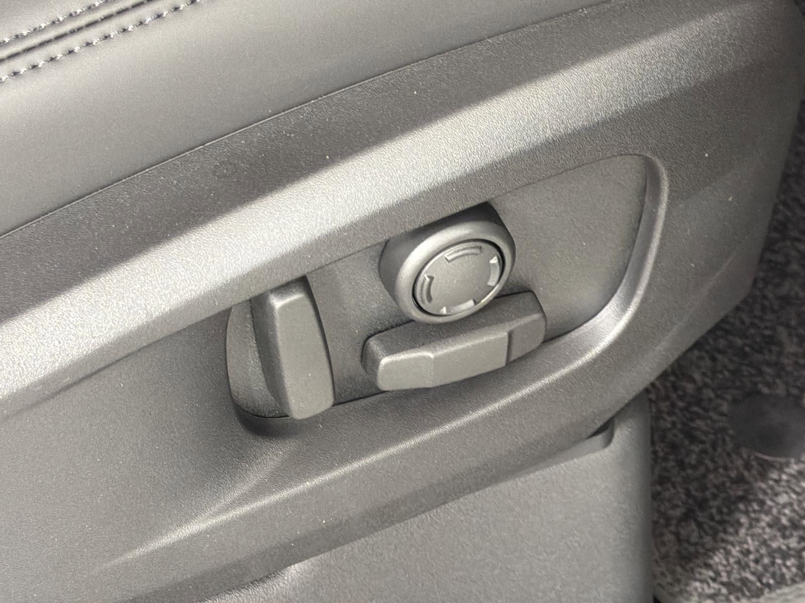 New 2026 Land Rover Defender 110 X-Dynamic SE image 33