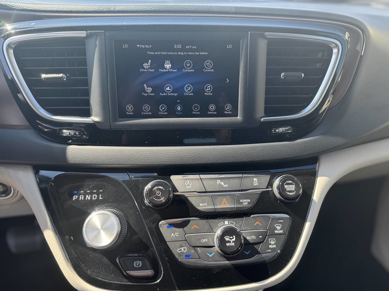 Used 2019 Chrysler Pacifica Touring-L FWD image 13