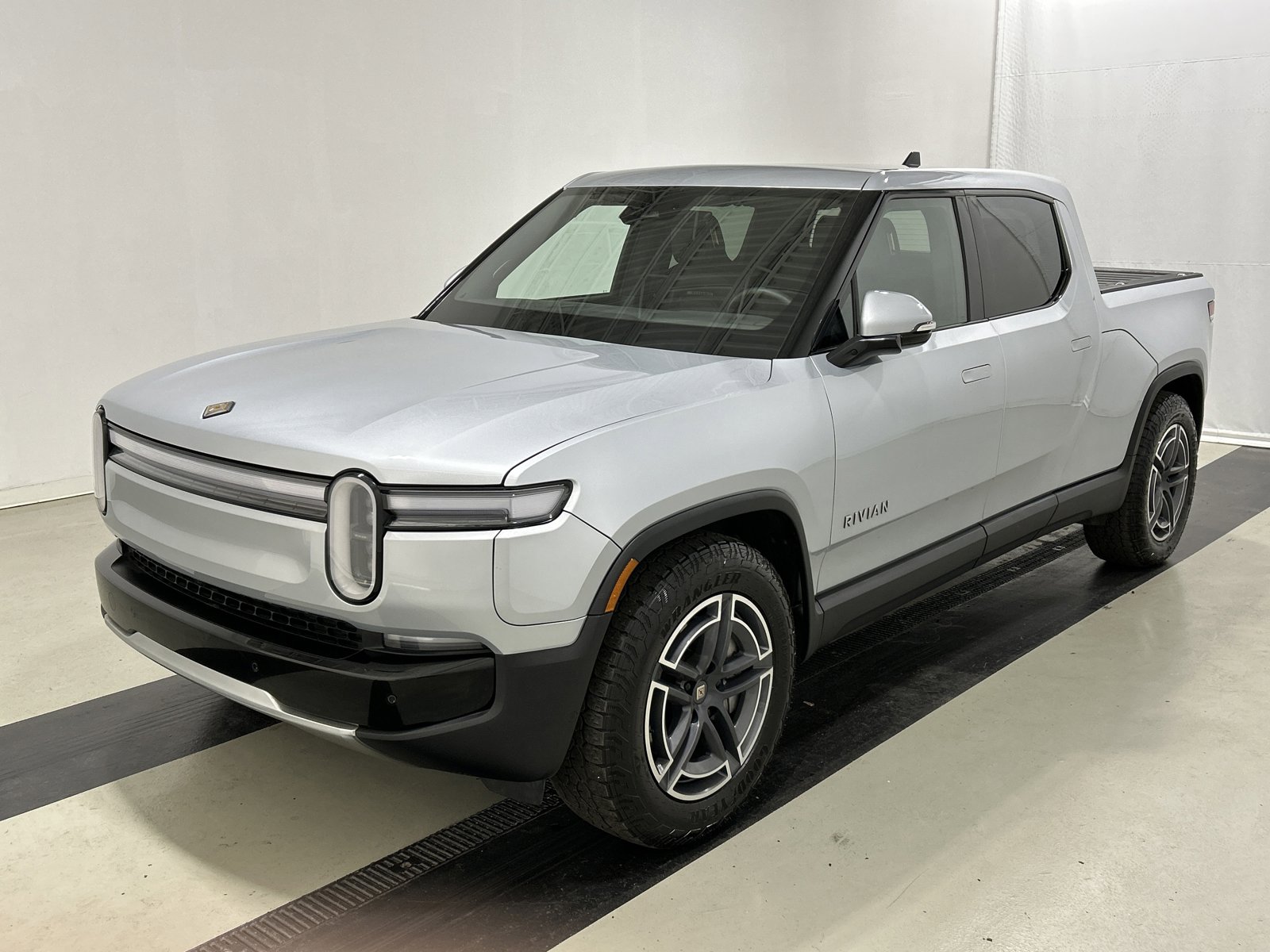 Used 2025 Rivian R1T Adventure image 1