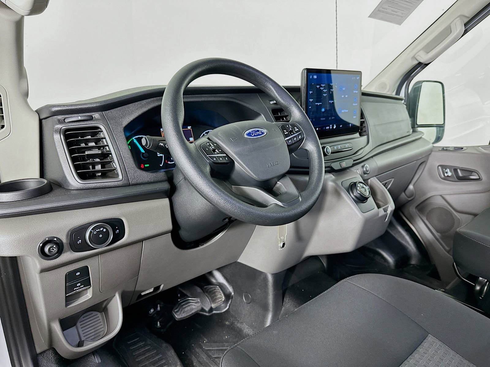 Used 2023 Ford E-Transit Medium Roof image 9