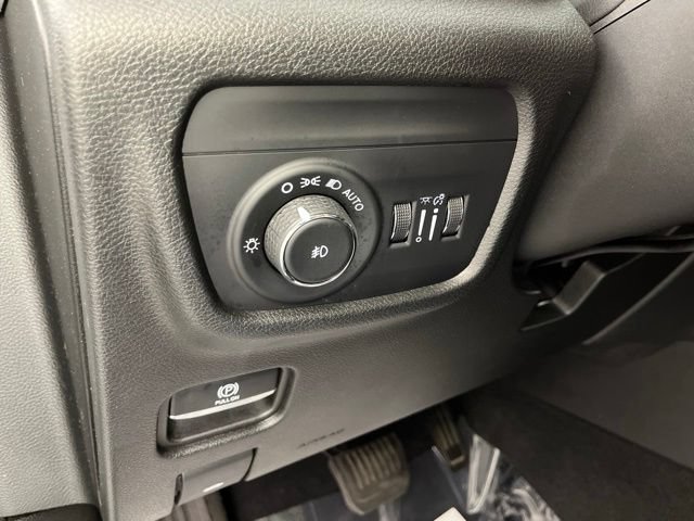 Used 2022 Jeep Grand Cherokee Limited AWD/4WD image 32