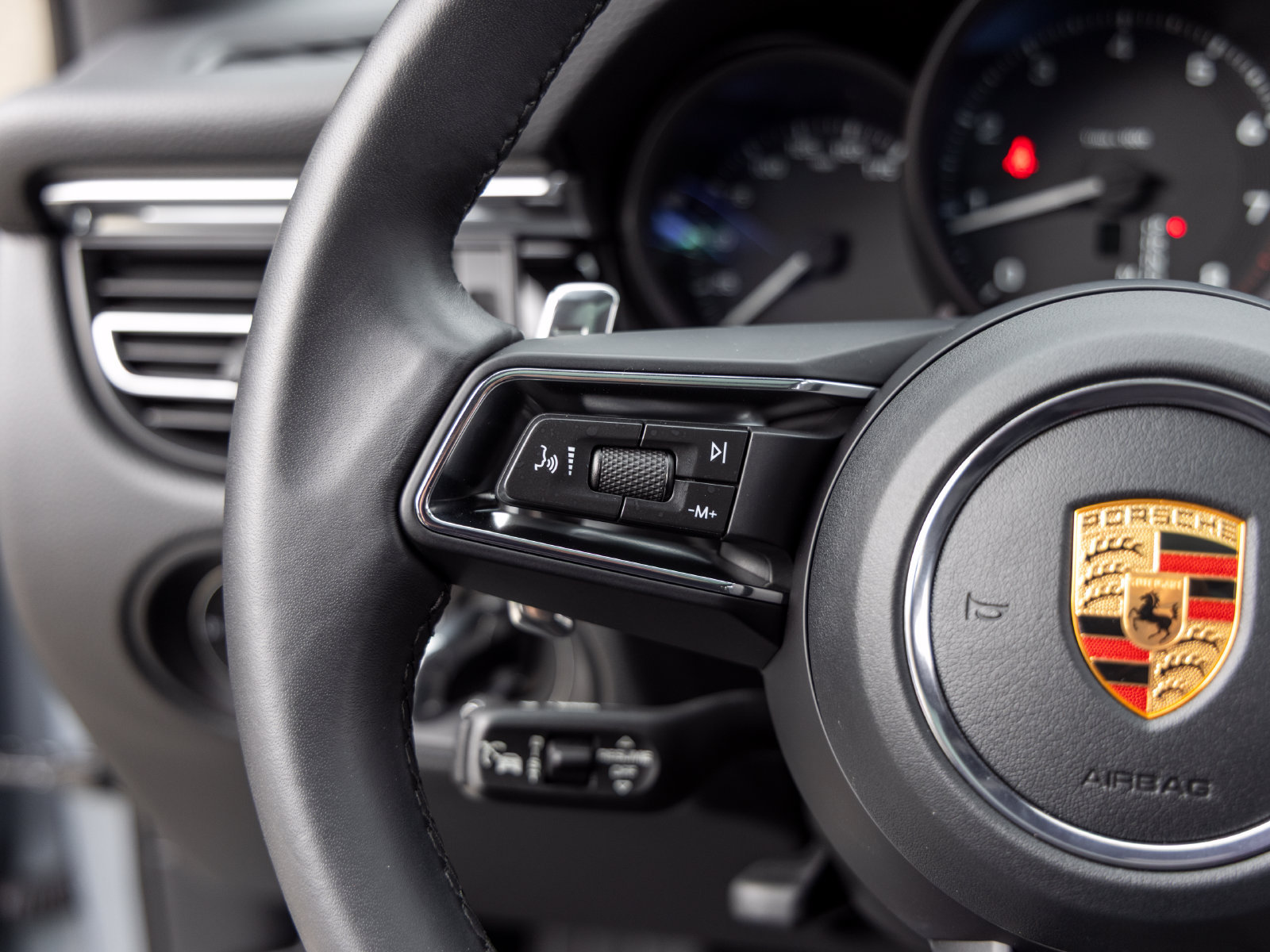Used 2026 Porsche Macan AWD/4WD image 36