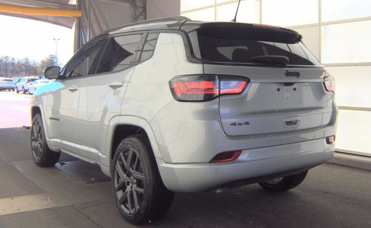 Used 2025 Jeep Compass Limited w/ High Altitude Package image 3