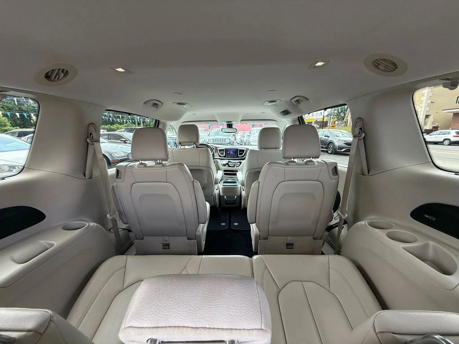 Used 2017 Chrysler Pacifica Touring-L w/ Tire & Wheel Group image 10