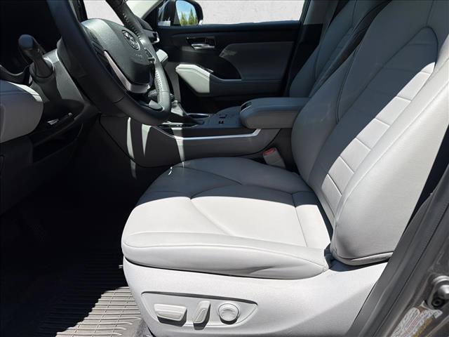 Used 2023 Toyota Highlander XLE FWD image 12