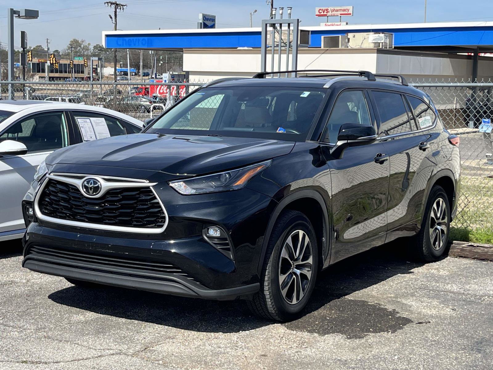 Used 2022 Toyota Highlander XLE image 2