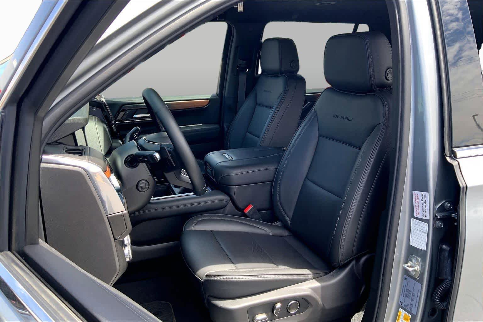 Used 2025 GMC Yukon XL Denali AWD/4WD image 8