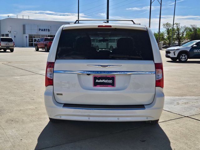 Used 2012 Chrysler Town & Country Touring image 7