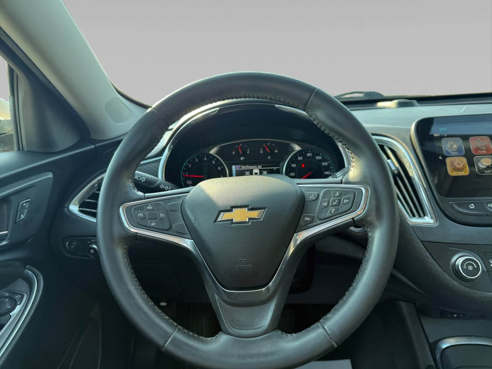 Used 2018 Chevrolet Malibu LT FWD image 13