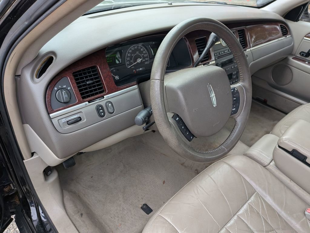Used 2005 Lincoln Town Car Signature image 24