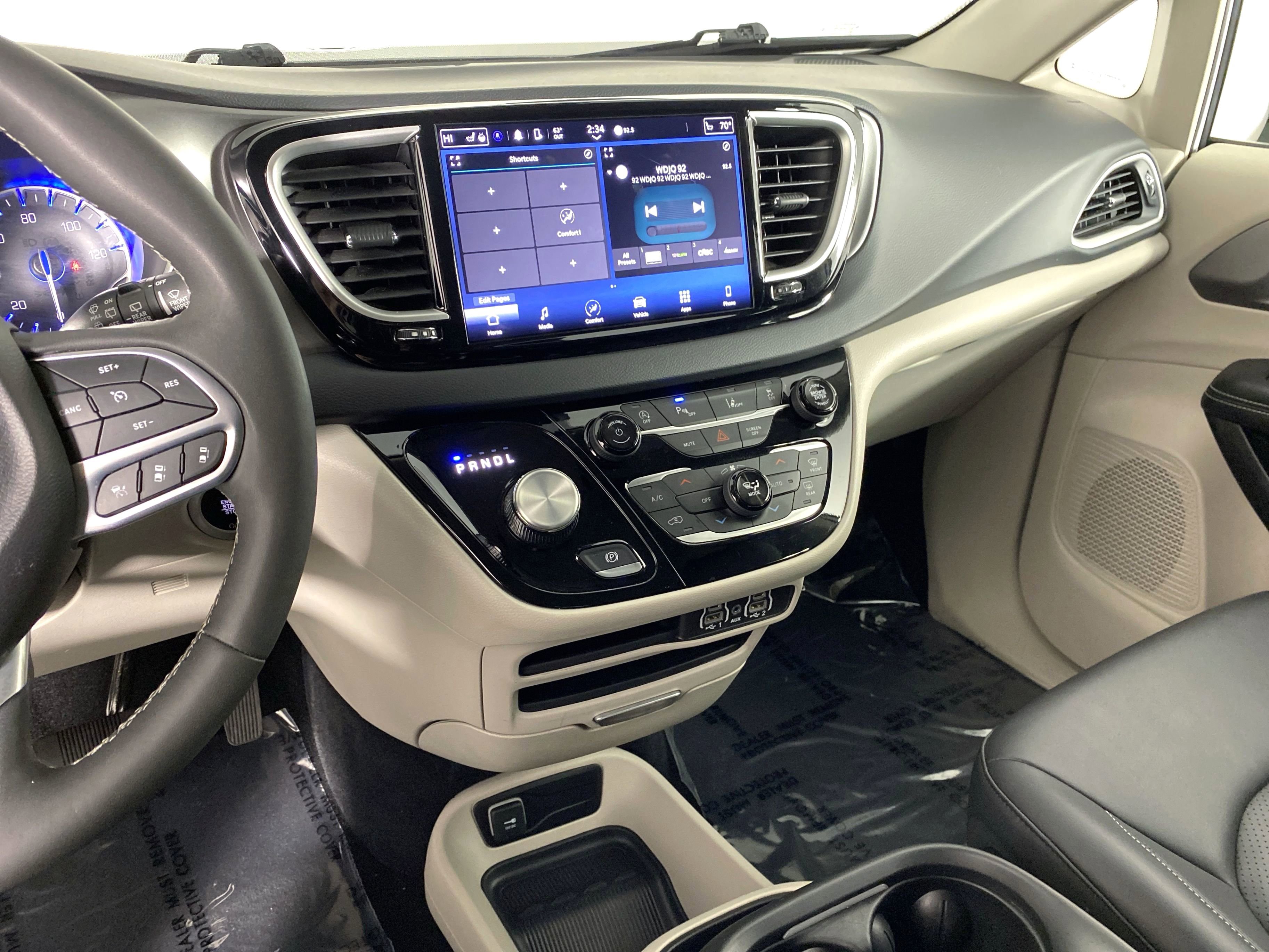 Used 2024 Chrysler Pacifica Touring-L image 26