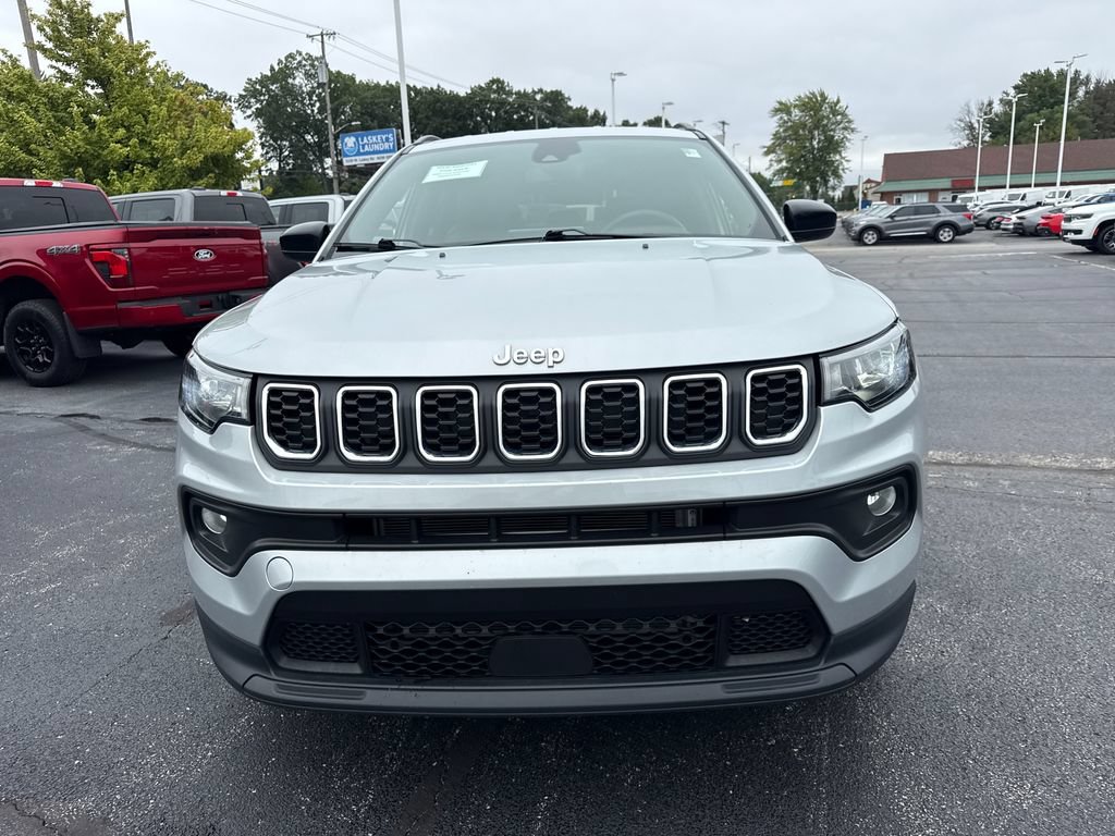 Used 2024 Jeep Compass Latitude AWD/4WD image 3