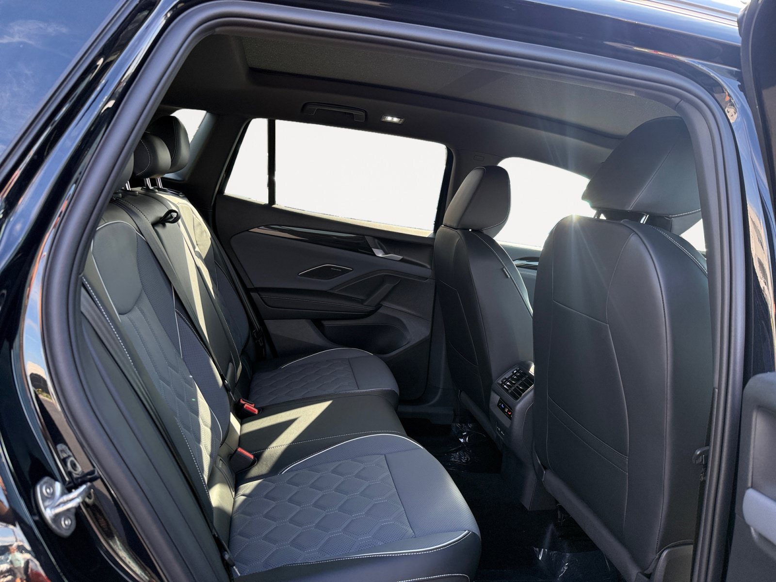New 2026 Volkswagen Tiguan SEL R-Line AWD/4WD image 18