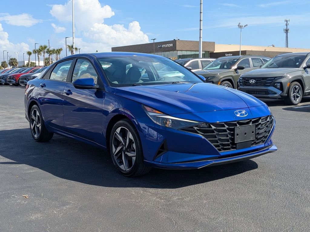 Used 2023 Hyundai Elantra SEL w/ Convenience Package image 3