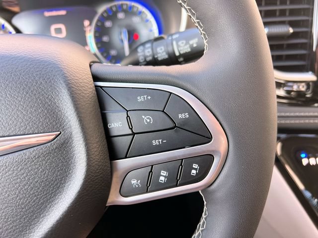 Used 2023 Chrysler Pacifica Touring-L w/ Uconnect Theater Family Group FWD image 20