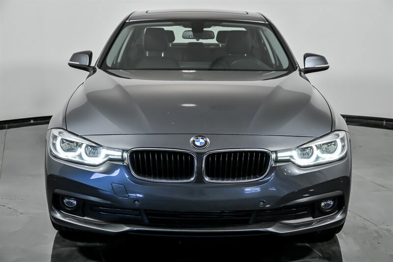 Used 2018 BMW 320i xDrive Sedan image 4