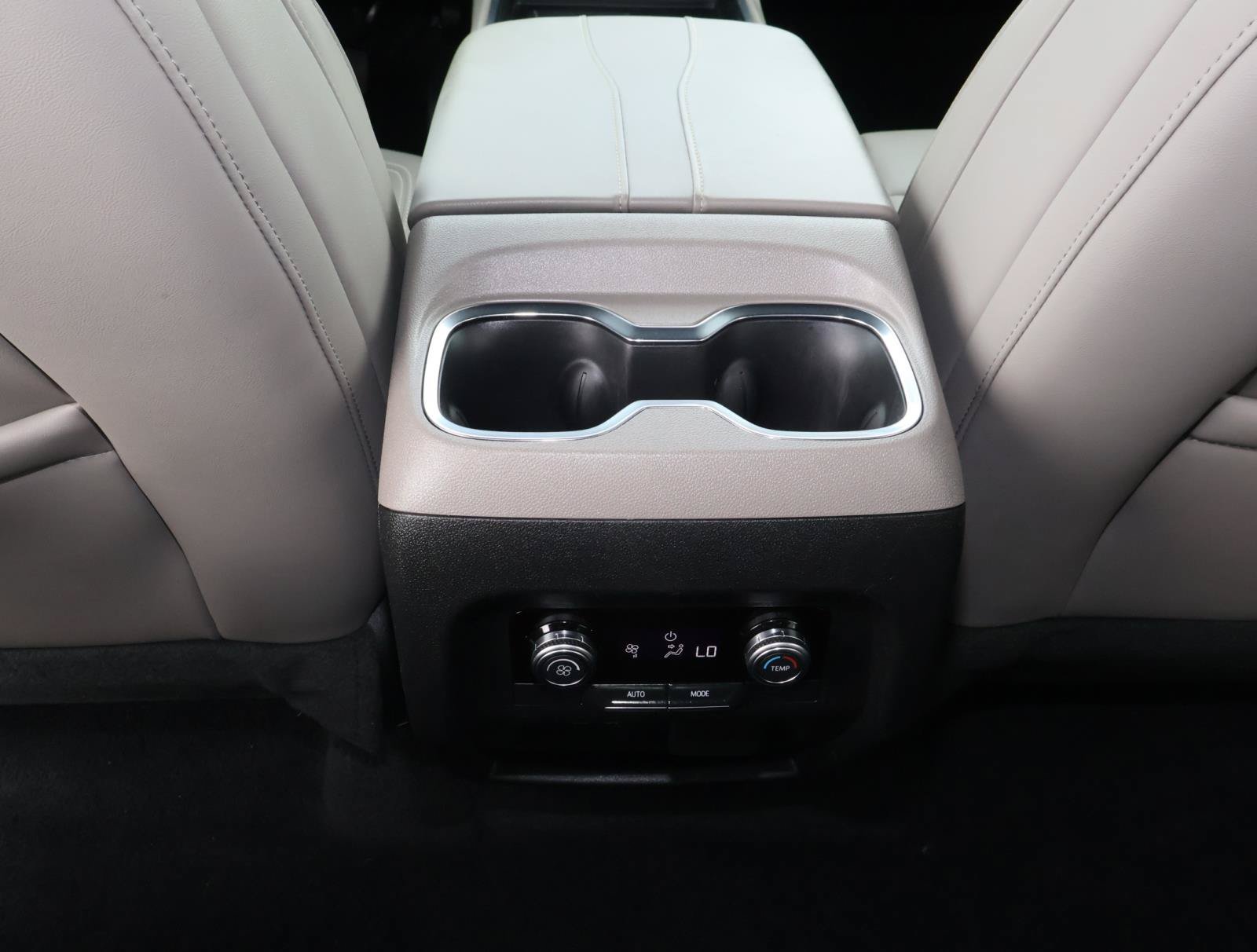 Used 2026 GMC Acadia Elevation w/ Elevation Premium Package FWD image 12