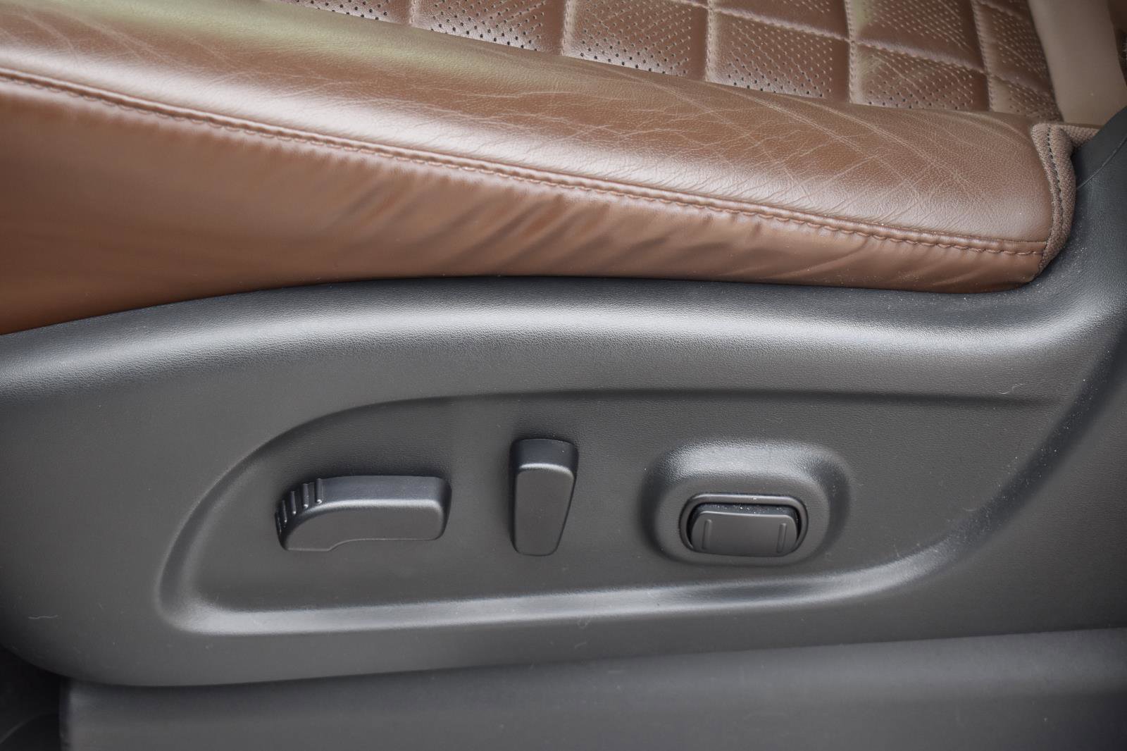 Used 2021 Nissan Titan Platinum Reserve w/ Moonroof Package image 24