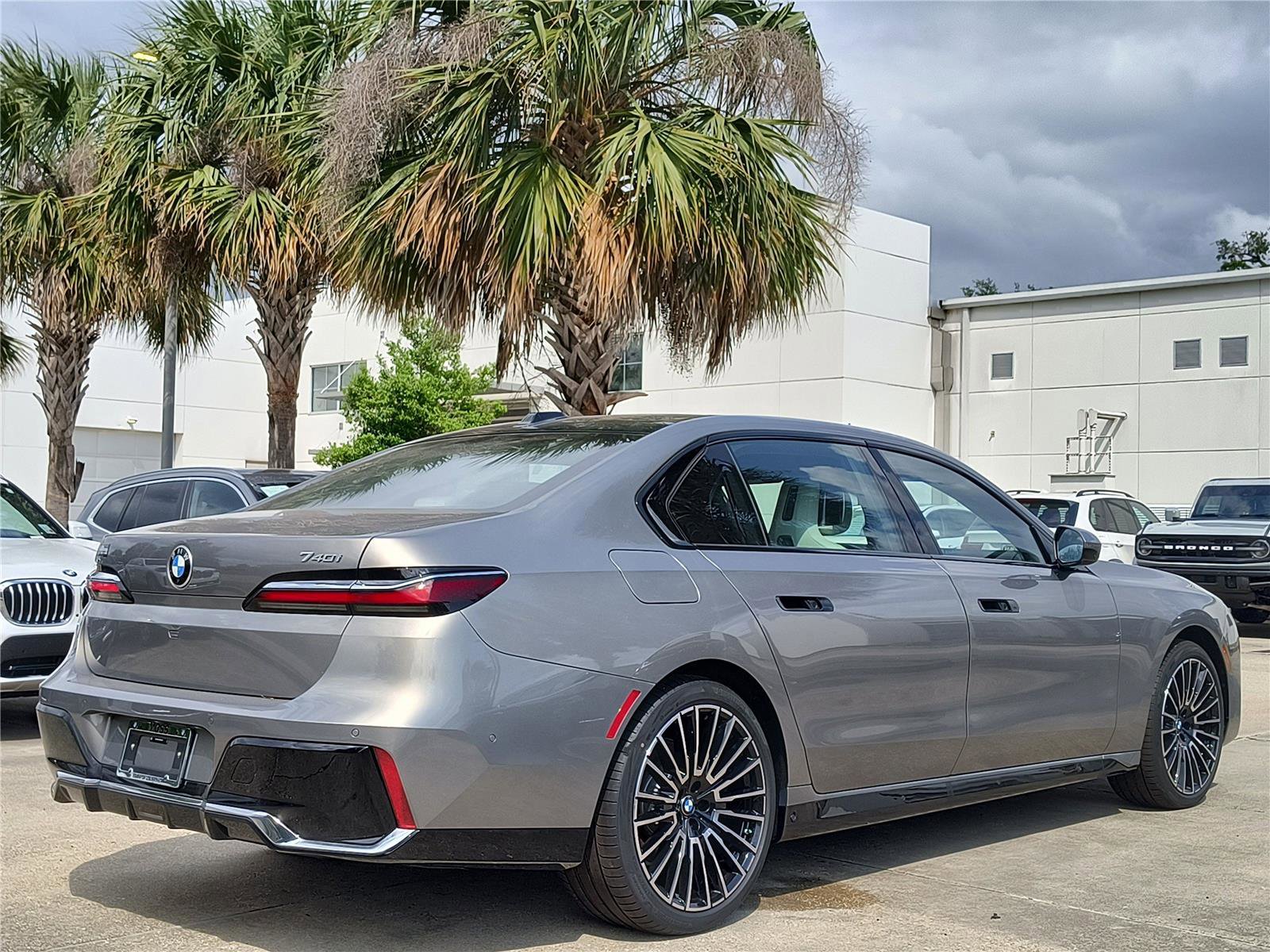 Used 2025 BMW 740i w/ Executive Package image 4