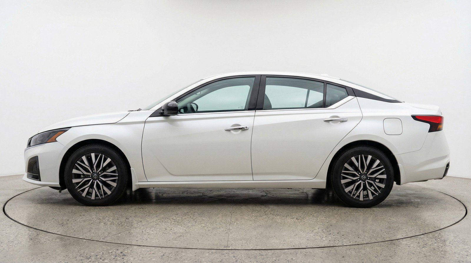 Used 2025 Nissan Altima 2.5 SV FWD image 5