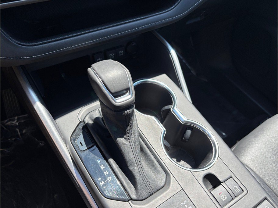 Used 2021 Toyota Highlander XLE AWD/4WD image 35