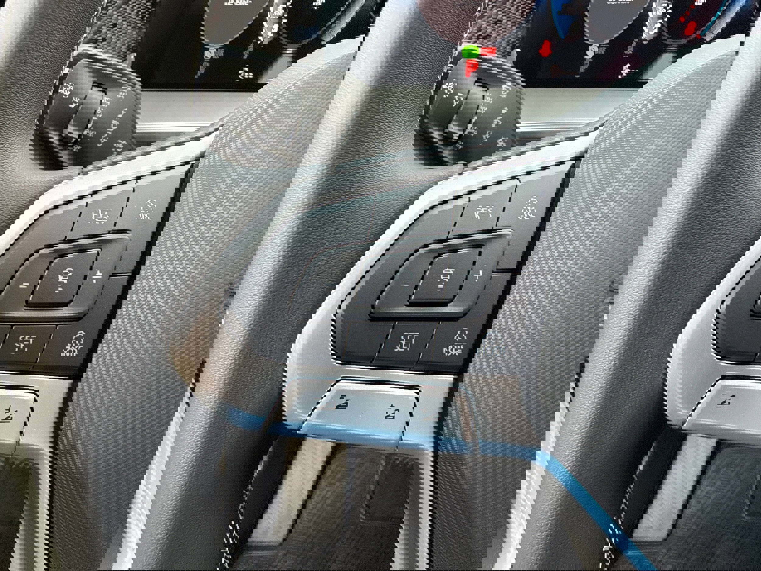 New 2025 Volkswagen Tiguan SE image 32