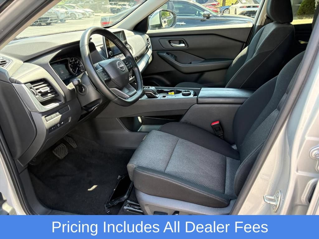 Used 2025 Nissan Rogue SV AWD/4WD image 16
