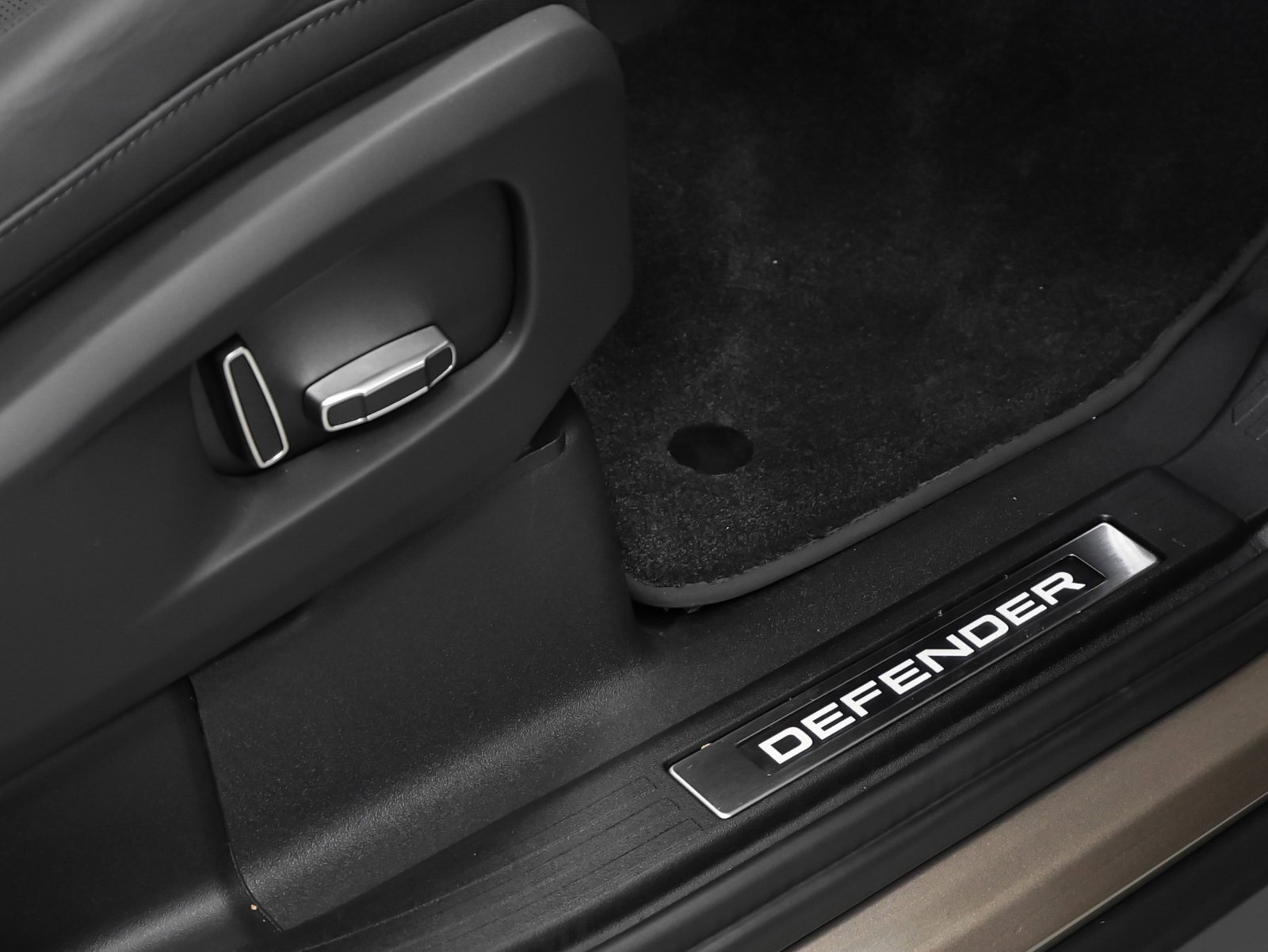 Used 2025 Land Rover Defender 110 image 21