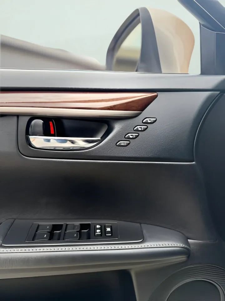 Used 2015 Lexus ES 350 w/ Luxury Package FWD image 12