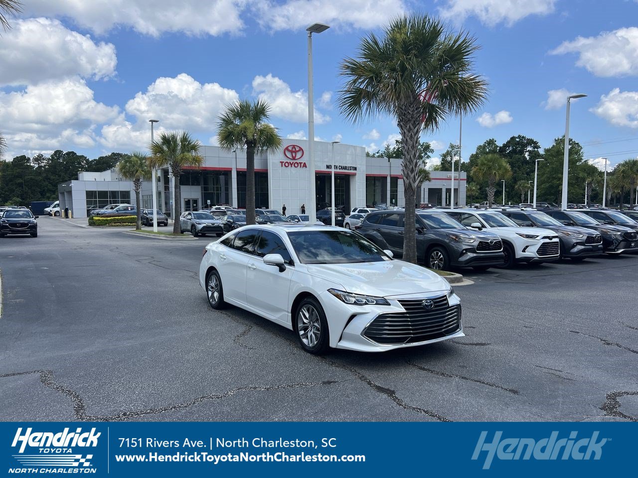 Used 2022 Toyota Avalon XLE w/ Moonroof Package FWD video 1