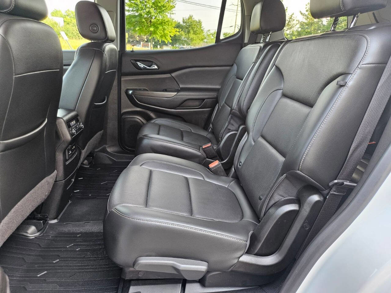 Used 2022 GMC Acadia SLT w/ LPO, Floor Liner Package image 11