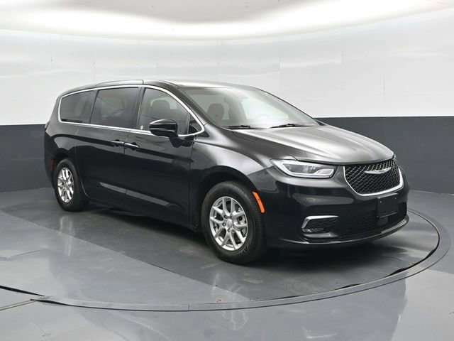 Used 2025 Chrysler Pacifica Select