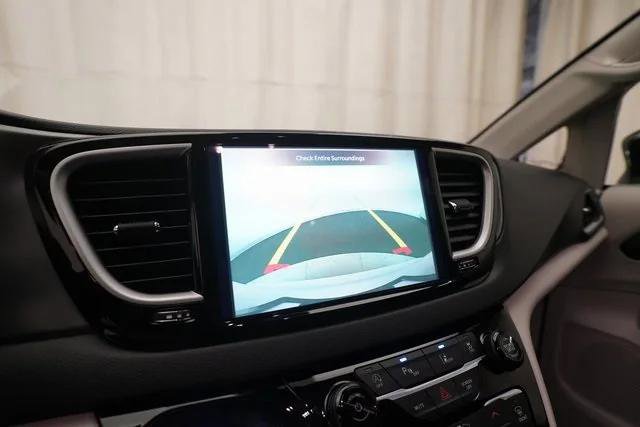 Certified 2024 Chrysler Pacifica Touring-L image 19