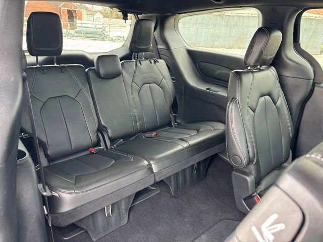 Used 2025 Chrysler Pacifica Select image 24