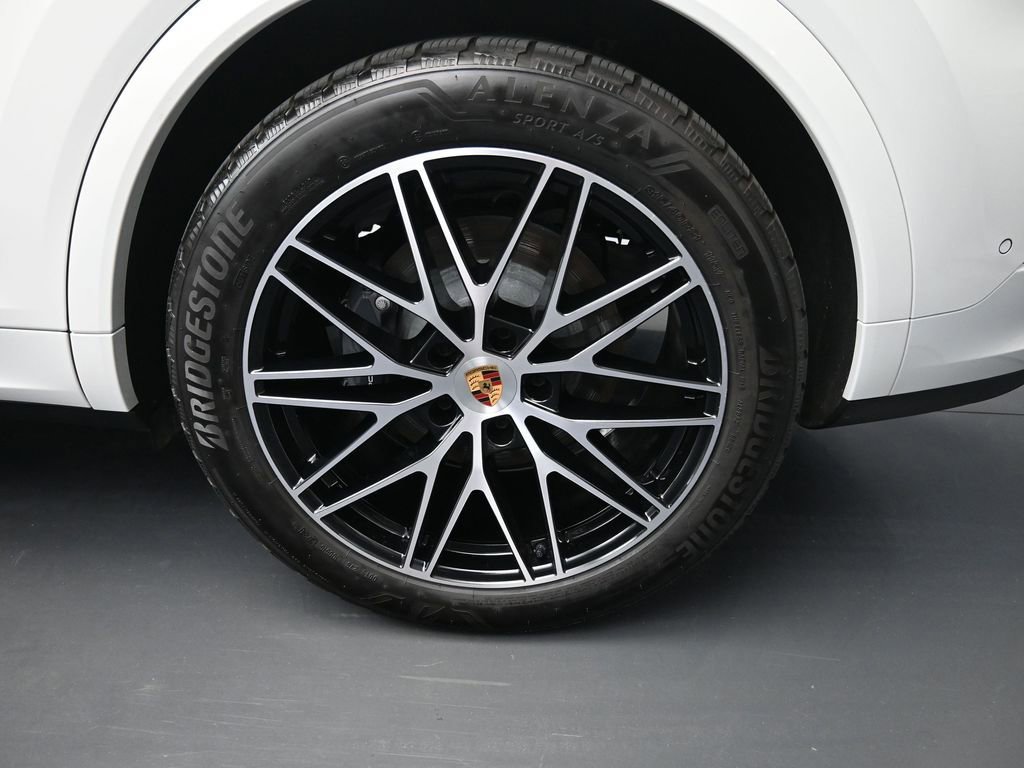 Certified 2025 Porsche Cayenne E-Hybrid w/ Premium Package Plus image 12