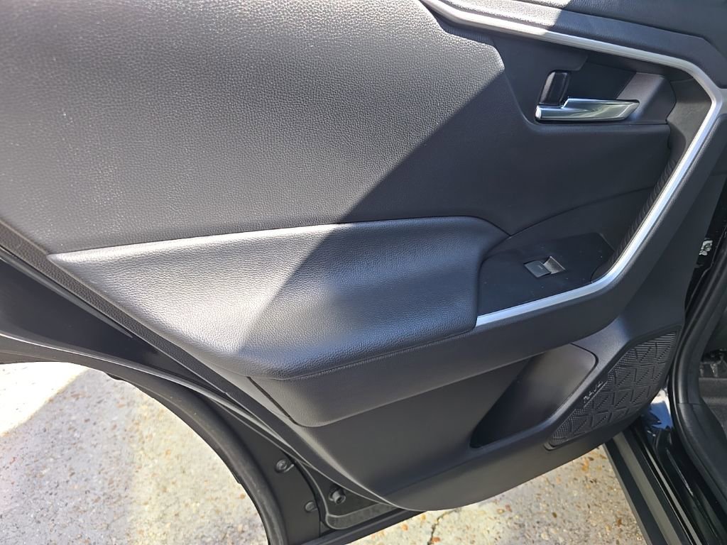 Used 2022 Toyota RAV4 XLE Premium image 34