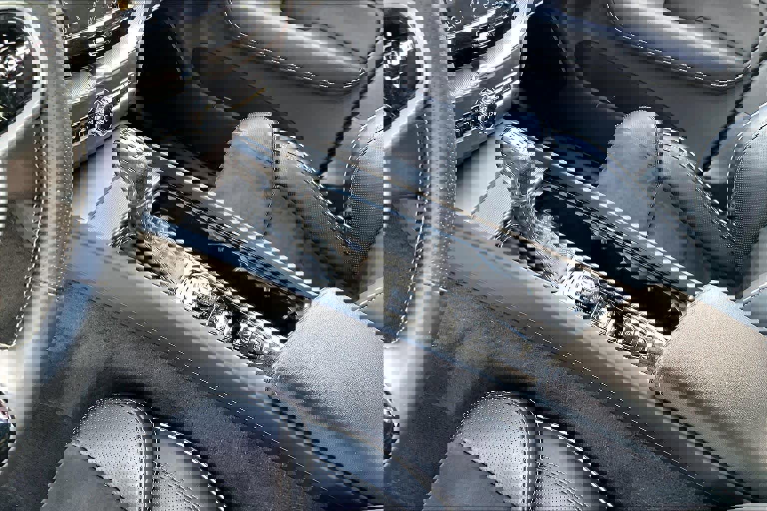 Used 2018 Volvo XC60 T5 R-Design w/ Convenience Package image 14