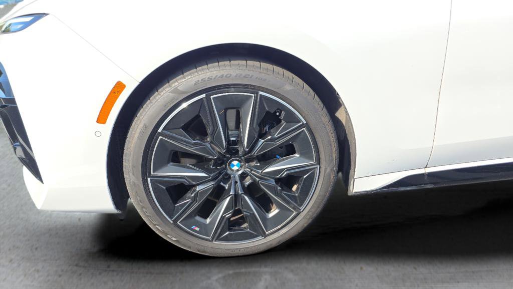 Used 2025 BMW 760i xDrive w/ Premium Package image 16