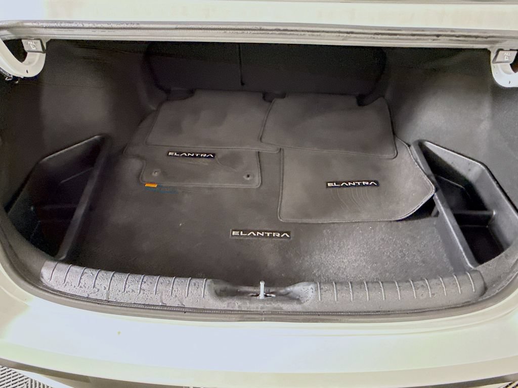 Certified 2025 Hyundai Elantra Limited FWD image 31