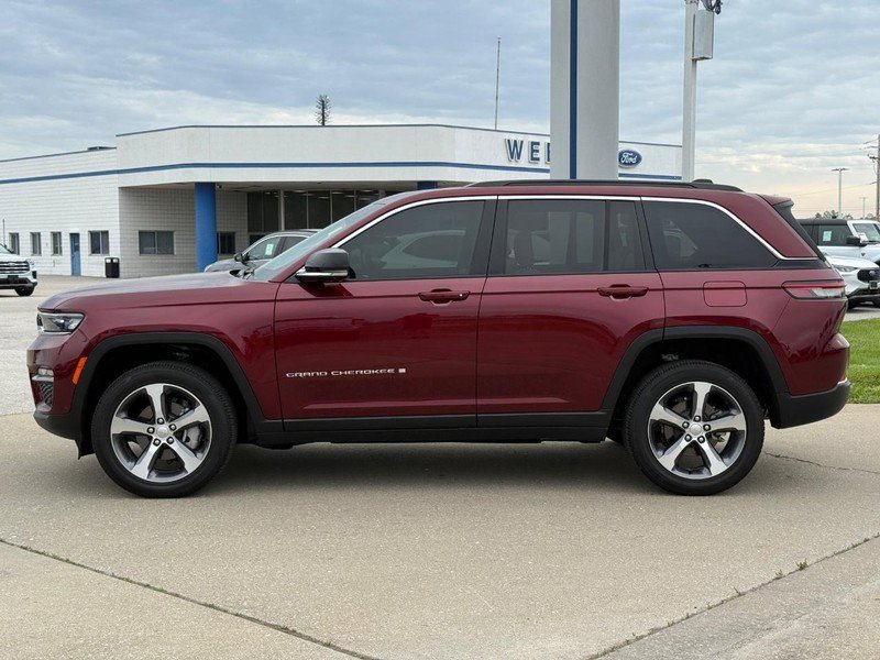 Used 2025 Jeep Grand Cherokee Limited w/ Luxury Tech Group II image 2