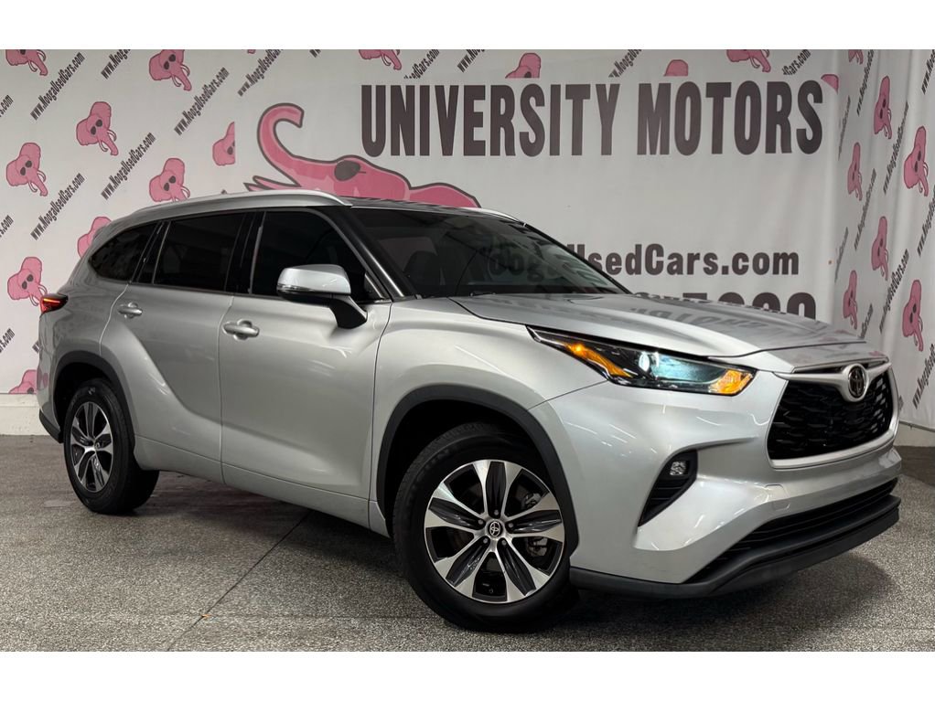 Used 2022 Toyota Highlander XLE image 2