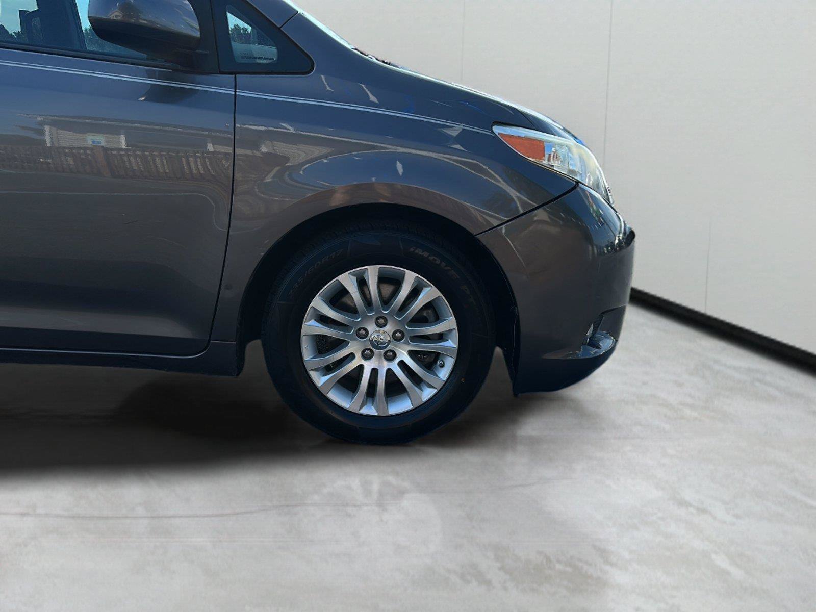 Used 2017 Toyota Sienna XLE w/ XLE Navigation Package FWD image 30