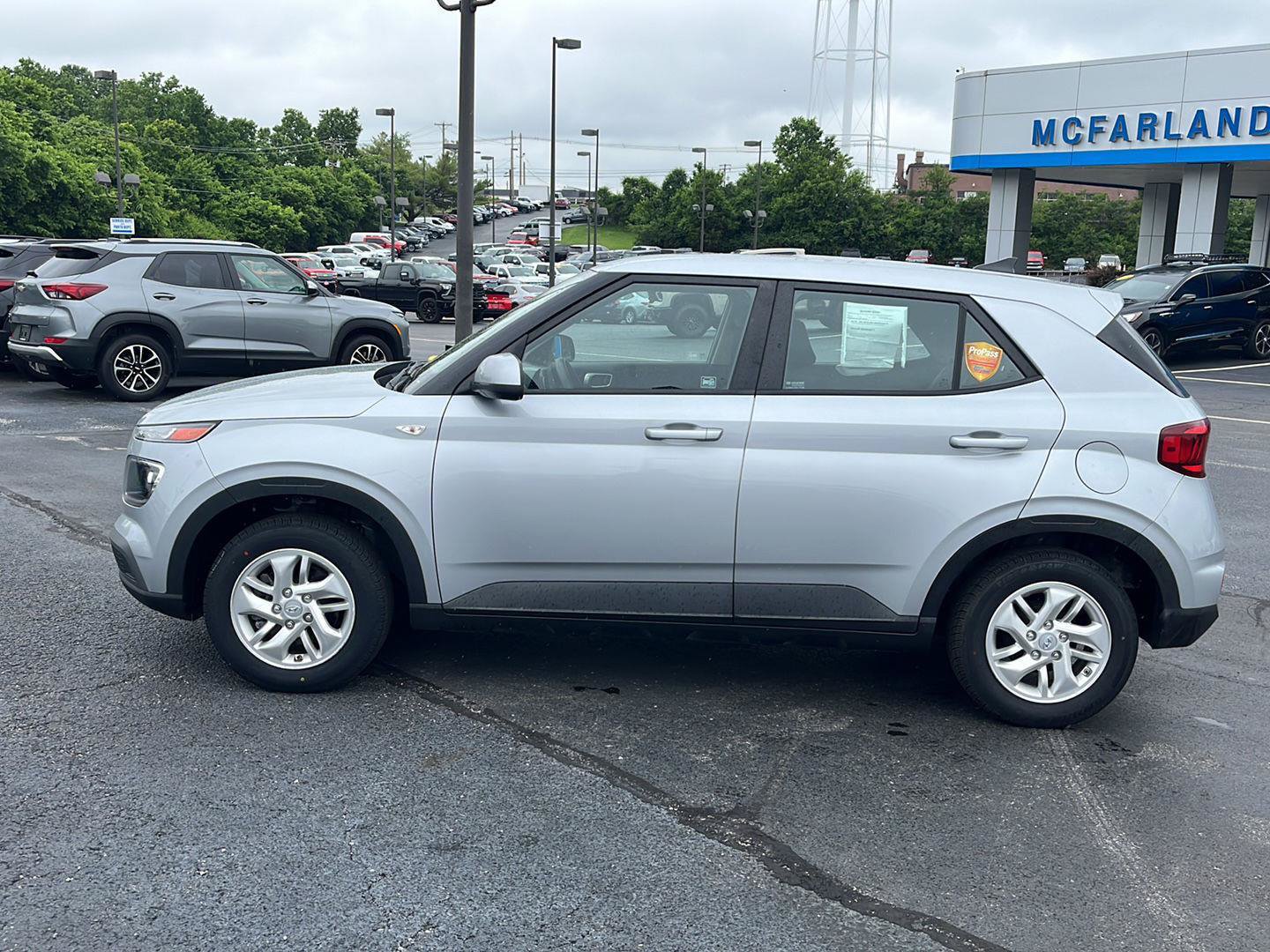 Used 2021 Hyundai Venue SE FWD image 2