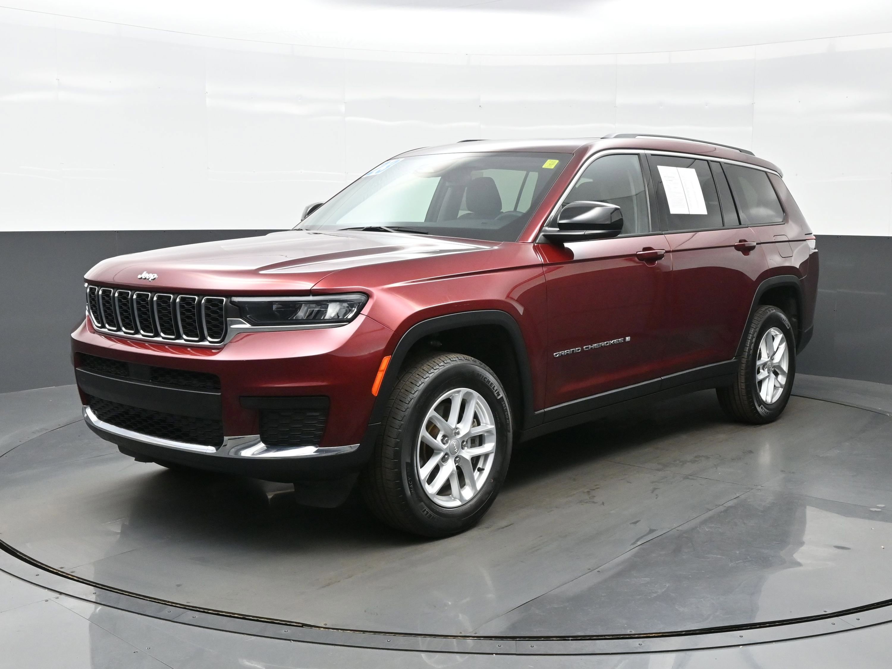 Used 2023 Jeep Grand Cherokee L Laredo image 2
