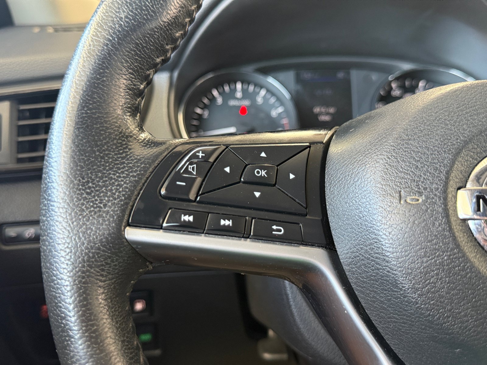 Used 2020 Nissan Rogue SL FWD image 18