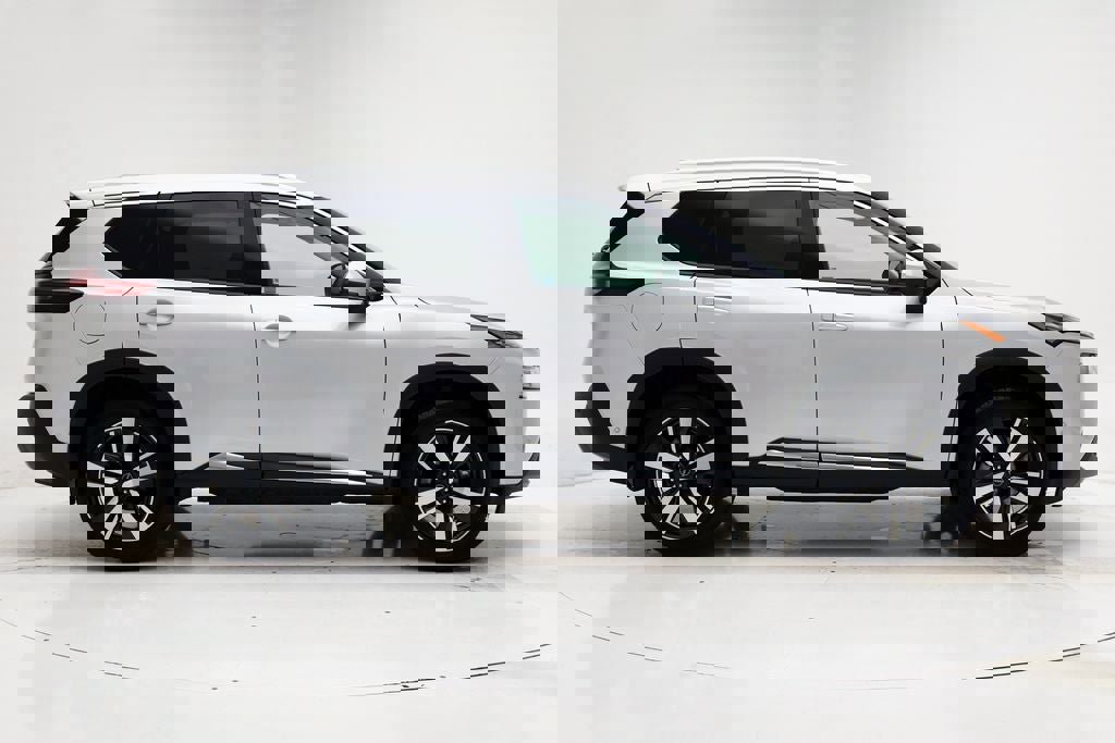 Used 2023 Nissan Rogue SL w/ SL Premium Package image 3